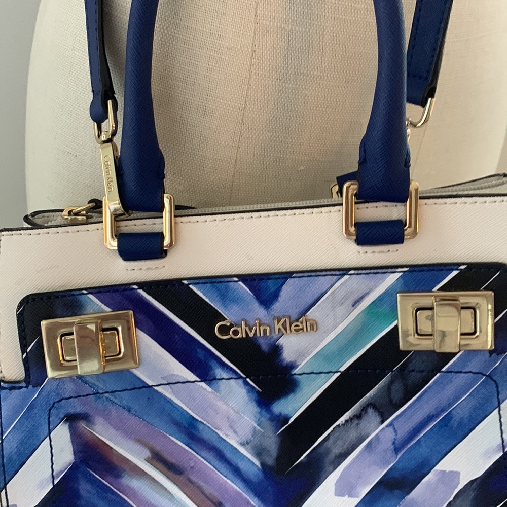 CALVIN KLEIN Crossbody satchel - White w/ blue Chevron  pattern & gold details. - Picture 11 of 16
